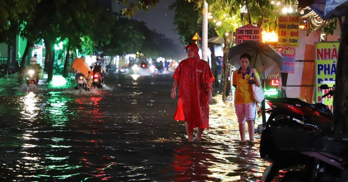 Đường phố TPHCM mênh mông nước sau trận mưa lớn kèm dông sét mạnh