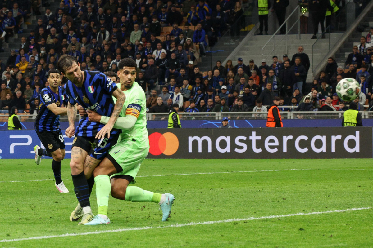 EFE. Acerbi Inter Barca.jpg