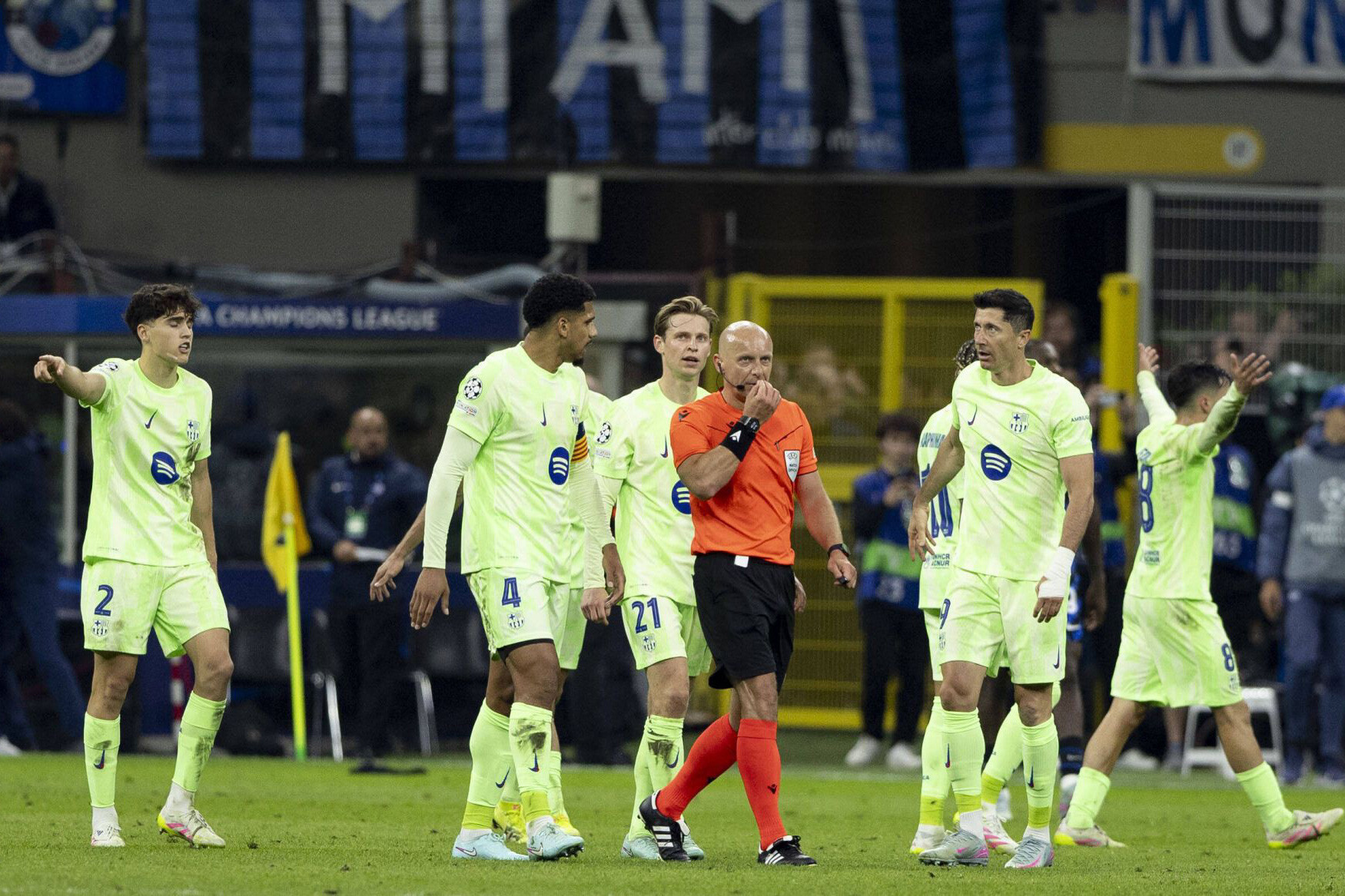 Javi Ferrandiz-SPO. Araujo Szymon Marciniak.jpg