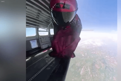 Khó tin: Điện thoại của người nhảy dù rơi từ độ cao 4km được tìm thấy nguyên vẹn