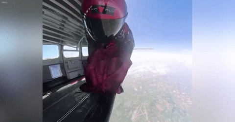 Khó tin: Điện thoại của người nhảy dù rơi từ độ cao 4km được tìm thấy nguyên vẹn