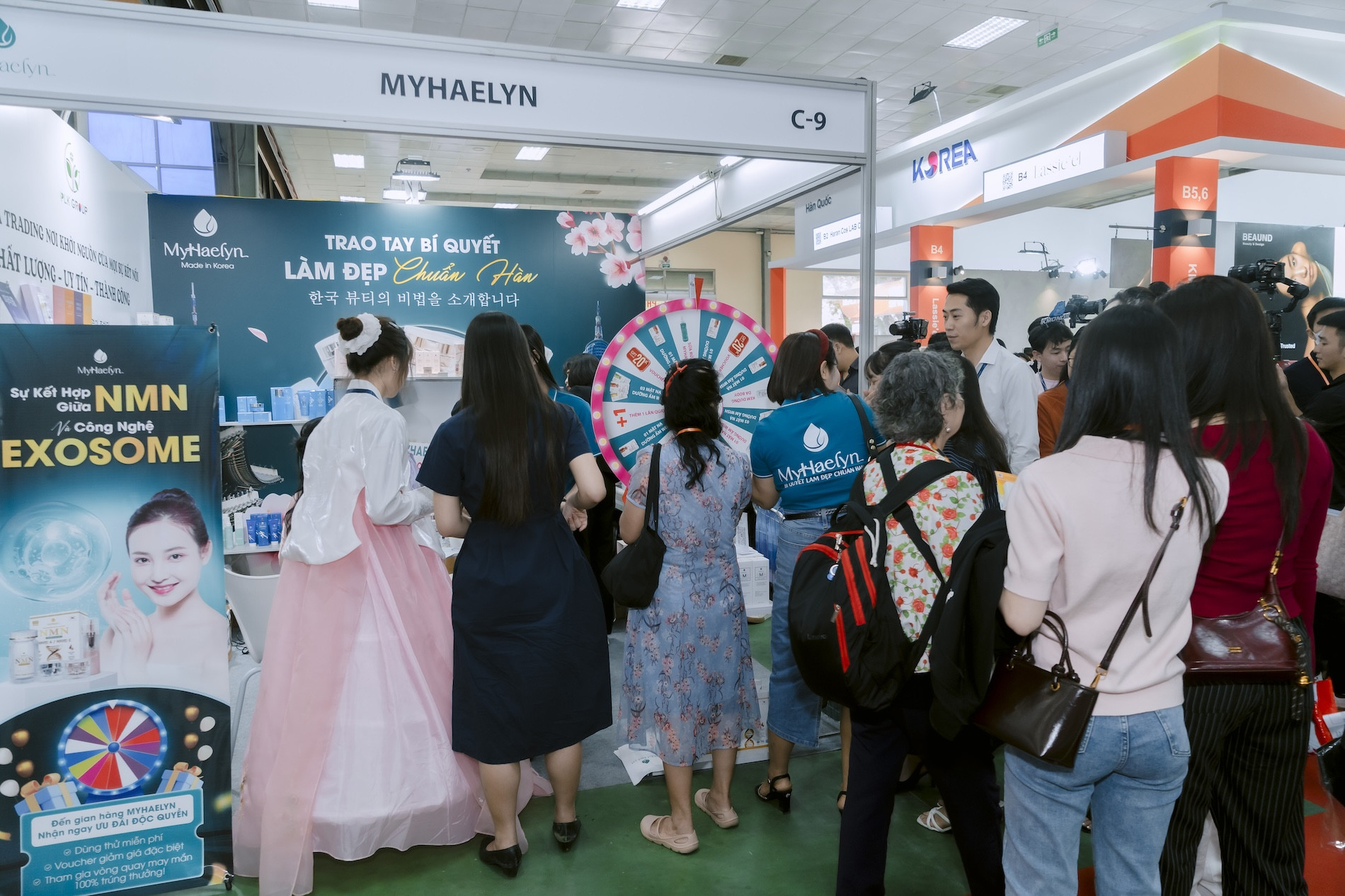 khong khi soi dong tai gian hang trung bay cua myhaelyn.jpg