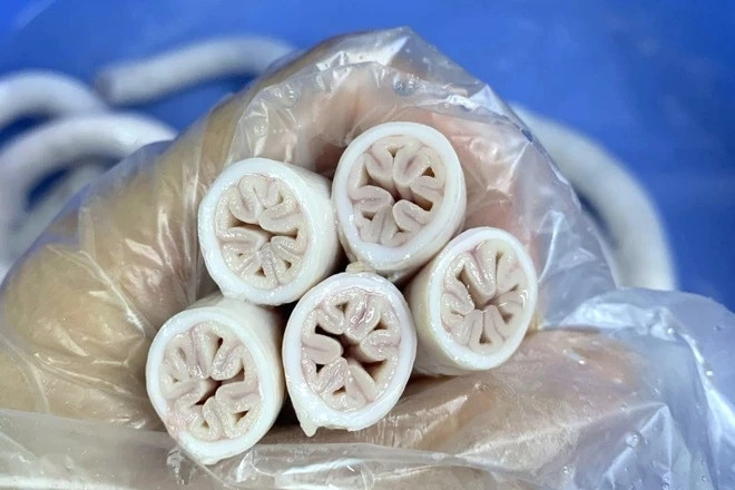 Kiểm tra đột xuất cơ sở ở TPHCM của chuỗi quán ăn có lòng se điếu dài 40m