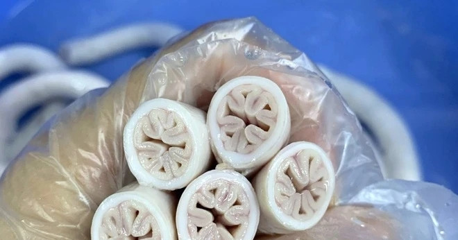 Kiểm tra đột xuất cơ sở ở TPHCM của chuỗi quán ăn có lòng se điếu dài 40m