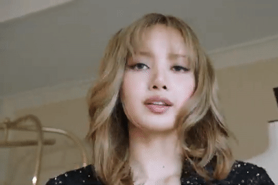 Lisa BlackPink nói về trang phục không quần táo bạo đang gây tranh cãi