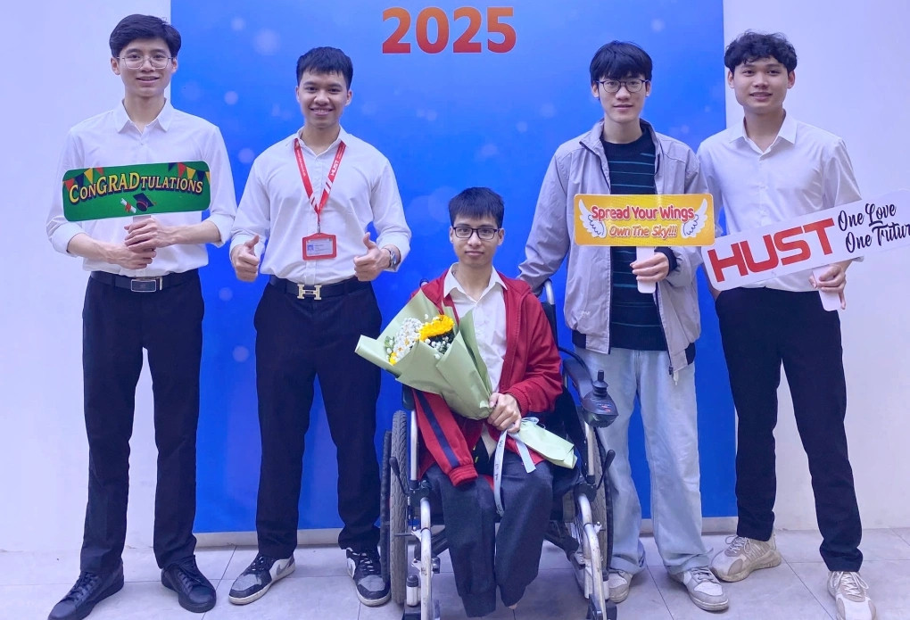 Nam sinh 10 năm được bạn cõng tới trường tốt nghiệp ĐH Bách khoa loại giỏi