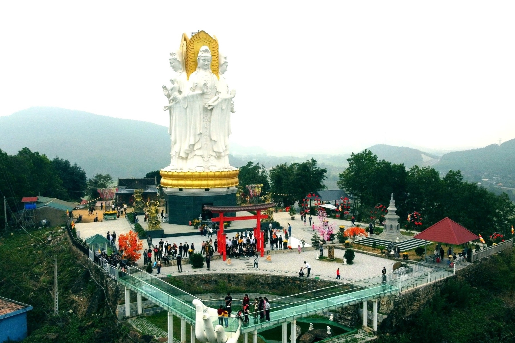 Ngôi chùa có tượng Bồ tát 4 mặt, cao 31m trên đỉnh Mã Lim