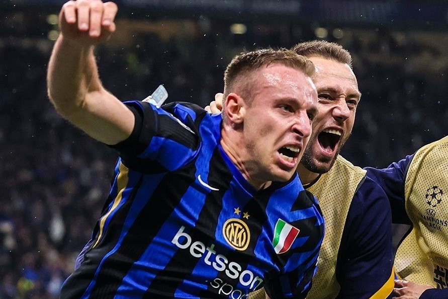 Người hùng Inter Milan ăn mừng thắng Barca đến… suýt ngất