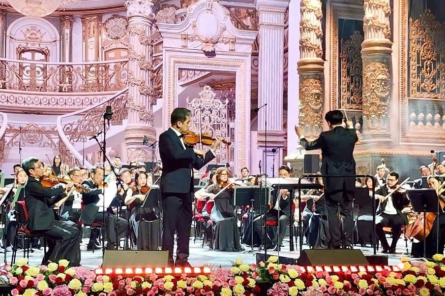 NSND Bùi Công Duy cùng NSND 31 tuổi gây ấn tượng khi diễn ở Kazakhstan