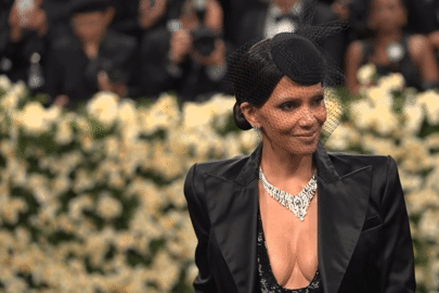 Nữ diễn viên 59 tuổi bị chỉ trích vì mặc váy hở hang trước cả triệu người