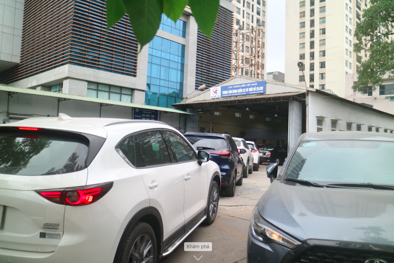 Ô tô nối đuôi xếp hàng dài từ sáng sớm chờ đăng kiểm ở Hà Nội