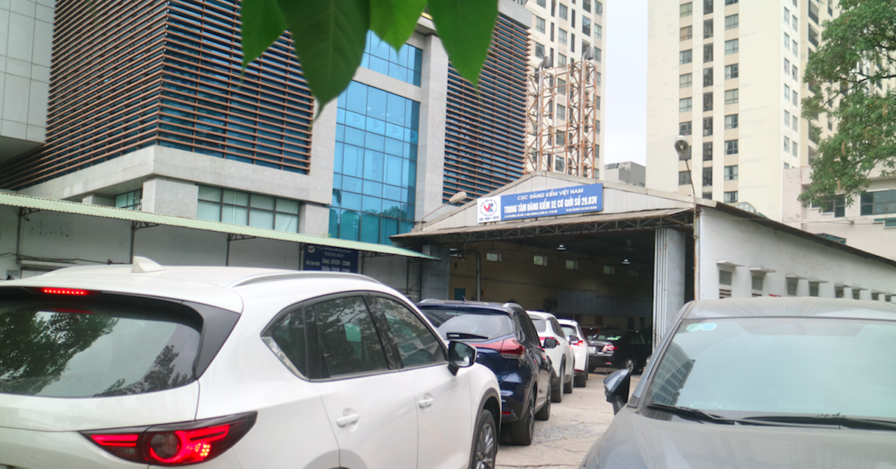 Ô tô nối đuôi xếp hàng dài từ sáng sớm chờ đăng kiểm ở Hà Nội