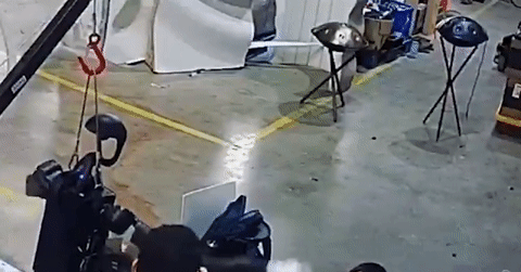 Robot hình người liên tiếp gặp lỗi phần mềm, lao vào tấn công kỹ sư vận hành