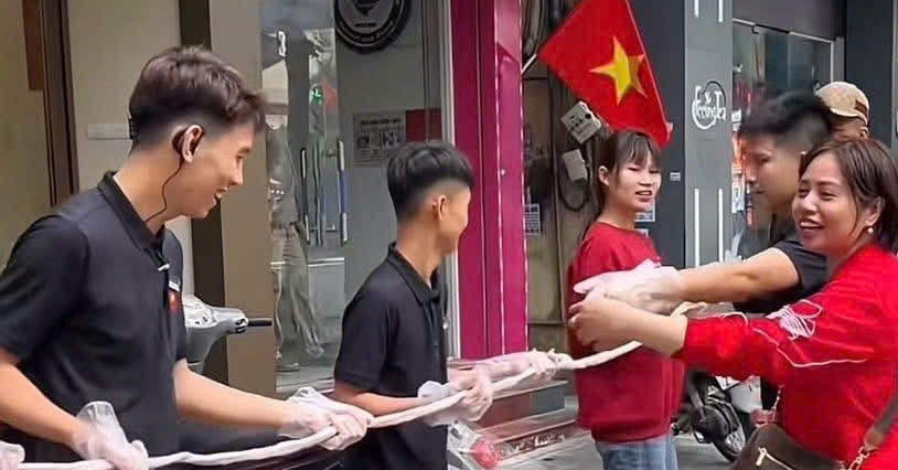 Sở Y tế Hà Nội đề nghị quận Cầu Giấy kiểm tra quán ăn khoe lòng se điếu dài 40m