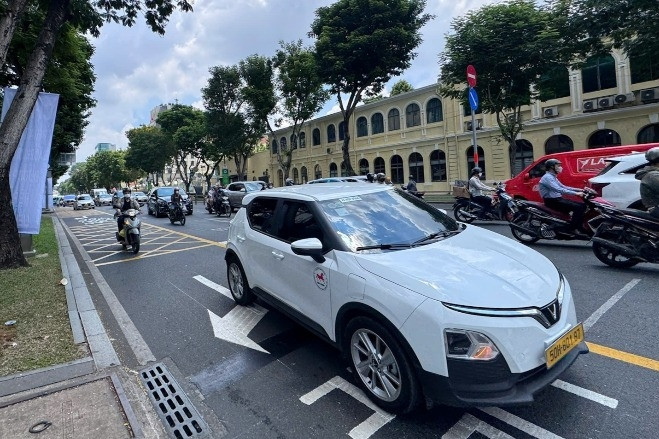TPHCM có thêm vạch mắt võng, kẻ chữ nhường đường cho xe rẽ phải