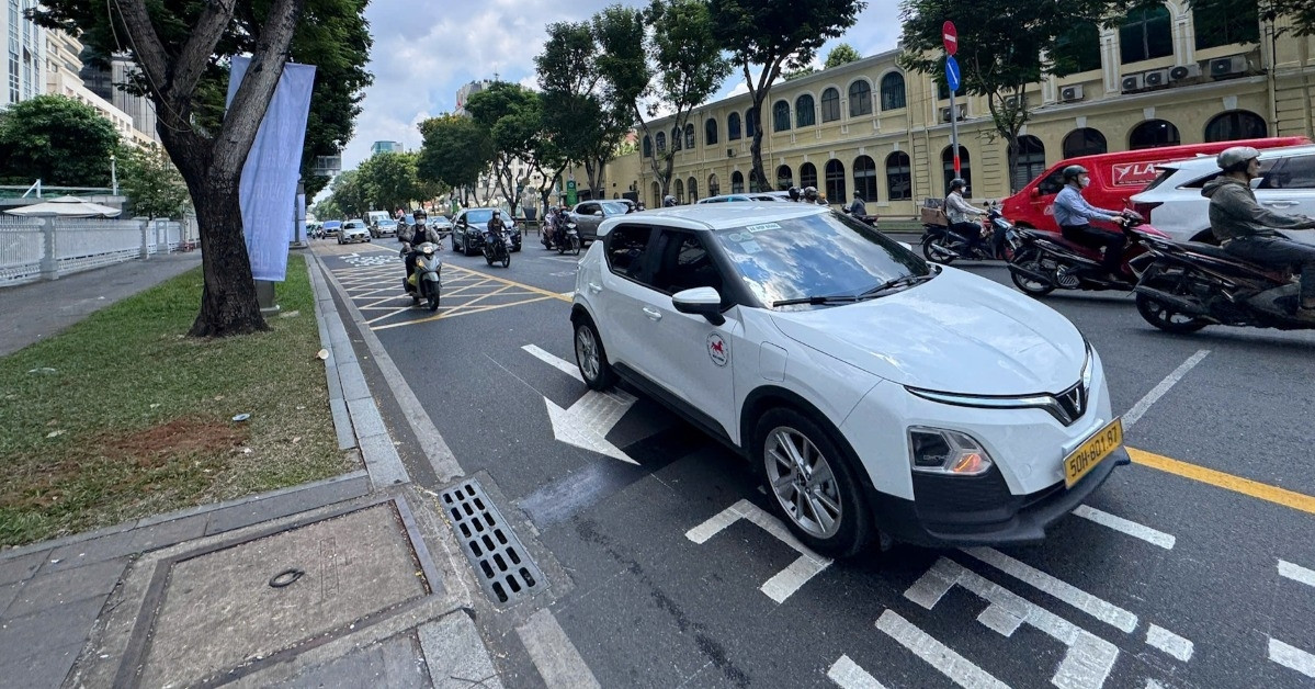 TPHCM có thêm vạch mắt võng, kẻ chữ nhường đường cho xe rẽ phải