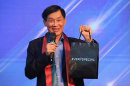 Món quà trong túi đen tỷ phú Johnathan Hạnh Nguyễn tặng sinh viên Trường ĐH Kinh tế