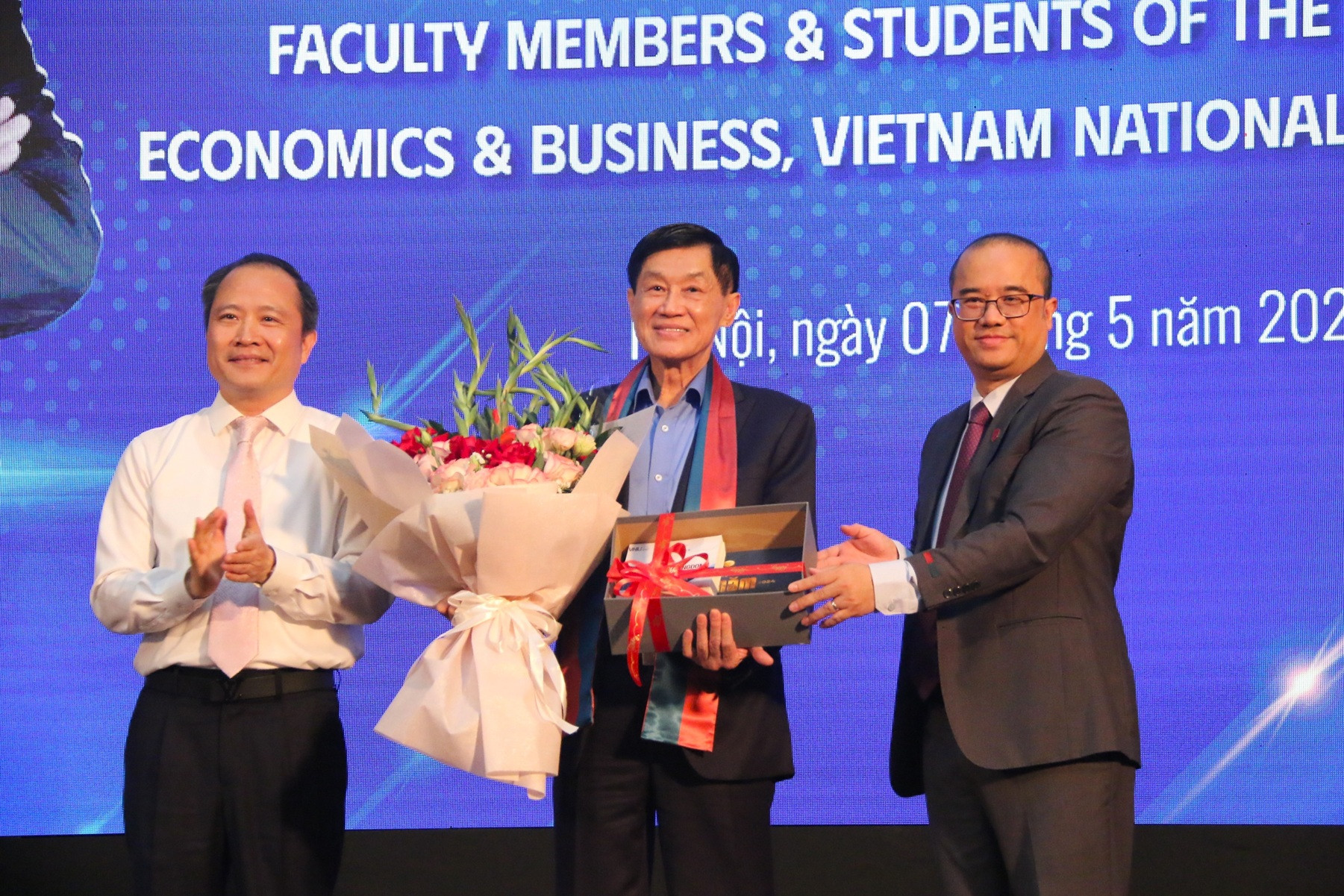 tỷ phú với sinh viên 4.JPG