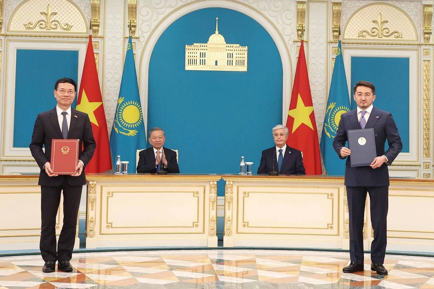 Việt Nam ký thỏa thuận hợp tác công nghệ với Kazakhstan