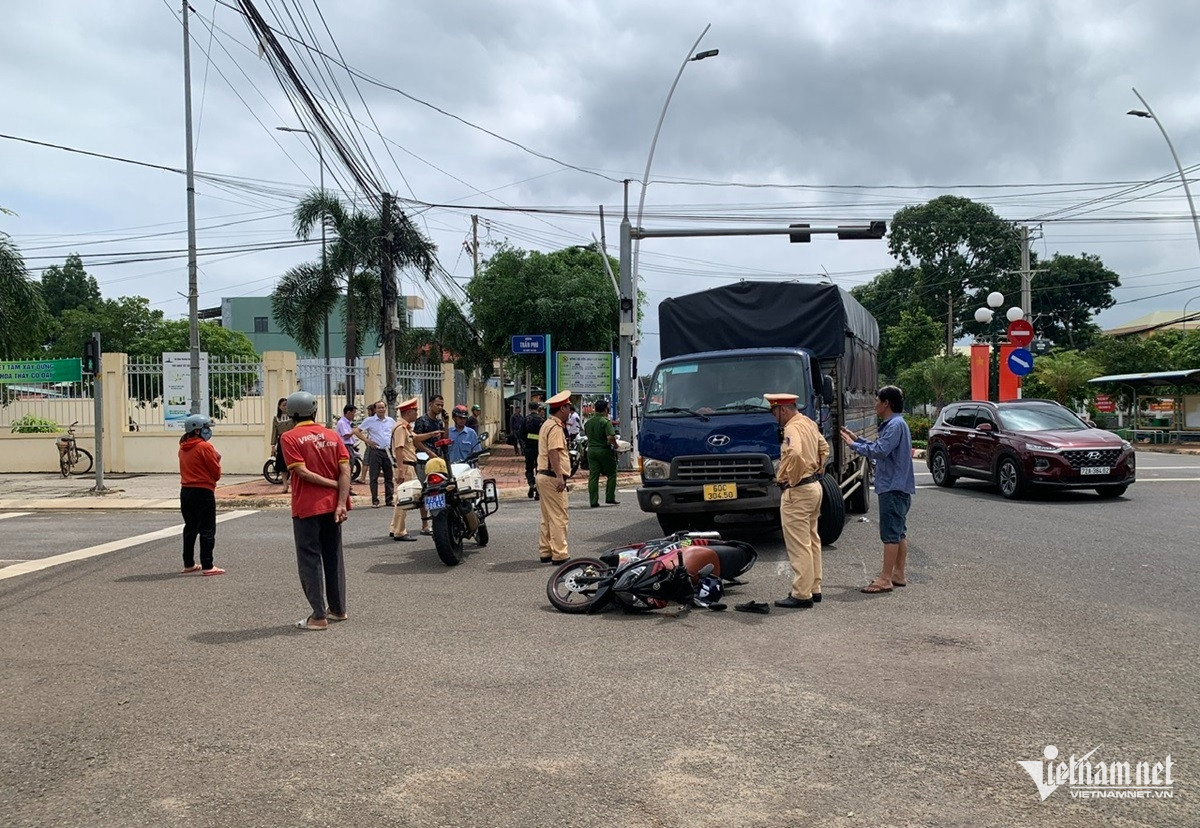 W-Chồng bị xe tải tông chết khi dừng chờ đèn đỏ, vợ ròng rã đội đơn đi tìm công lý.jpg