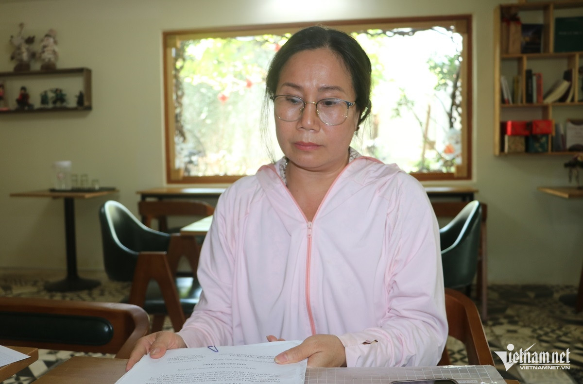 W-Chồng bị xe tải tông chết khi dừng chờ đèn đỏ, vợ ròng rã ‘đội đơn’ đi tìm công lý..JPG.jpg