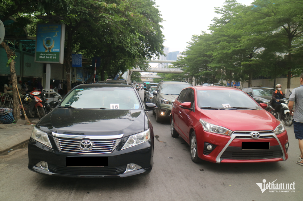 W-Xe xếp hàng chờ đến lượt đăng kiểm .png