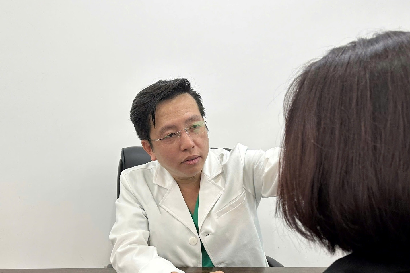 4 lưu ý giúp chị em tránh tai biến khi làm đẹp mắt