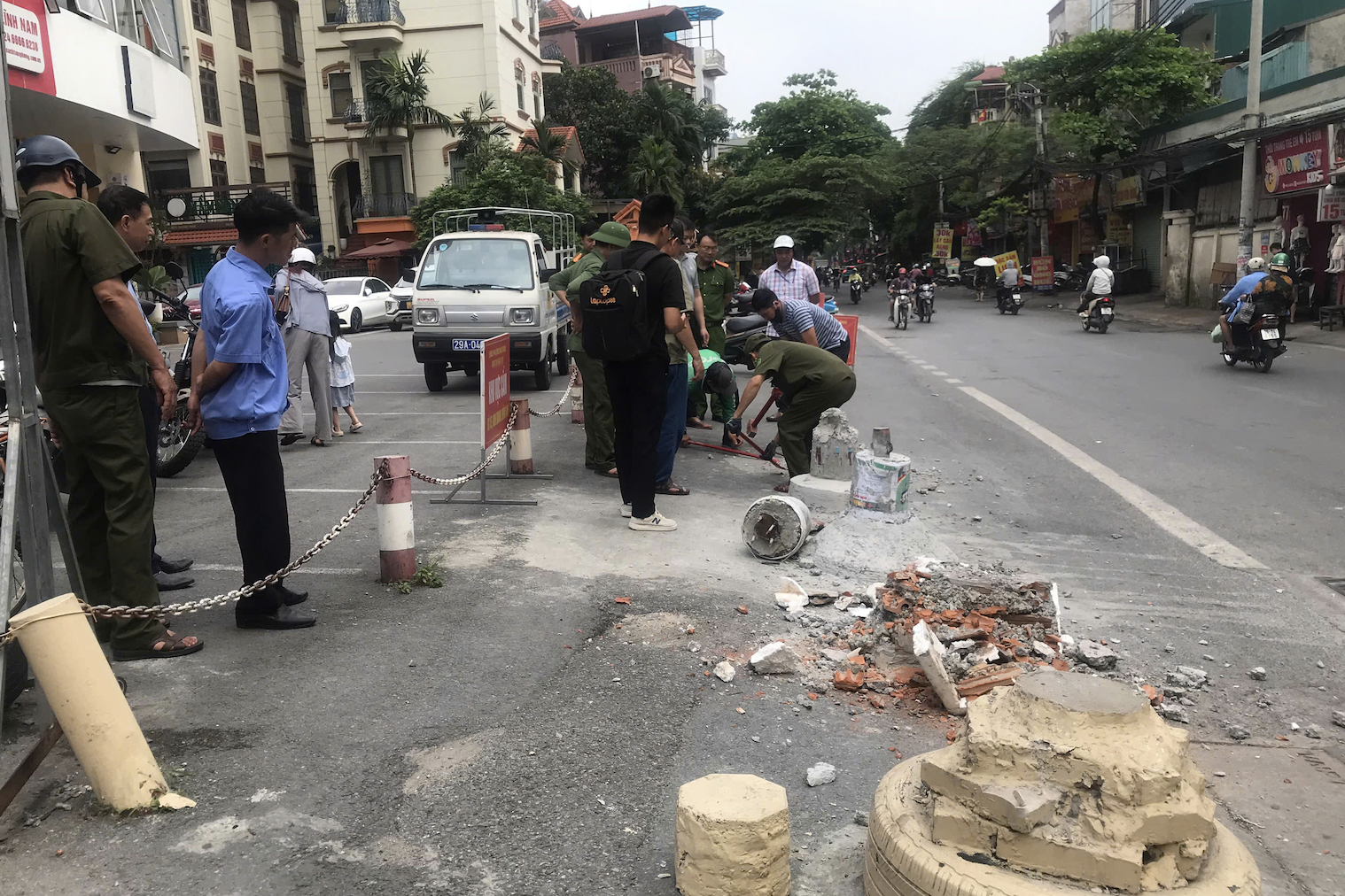 5 trụ bê tông 'mọc' trước chung cư ở Hà Nội, chính quyền phải chỉ đạo khẩn