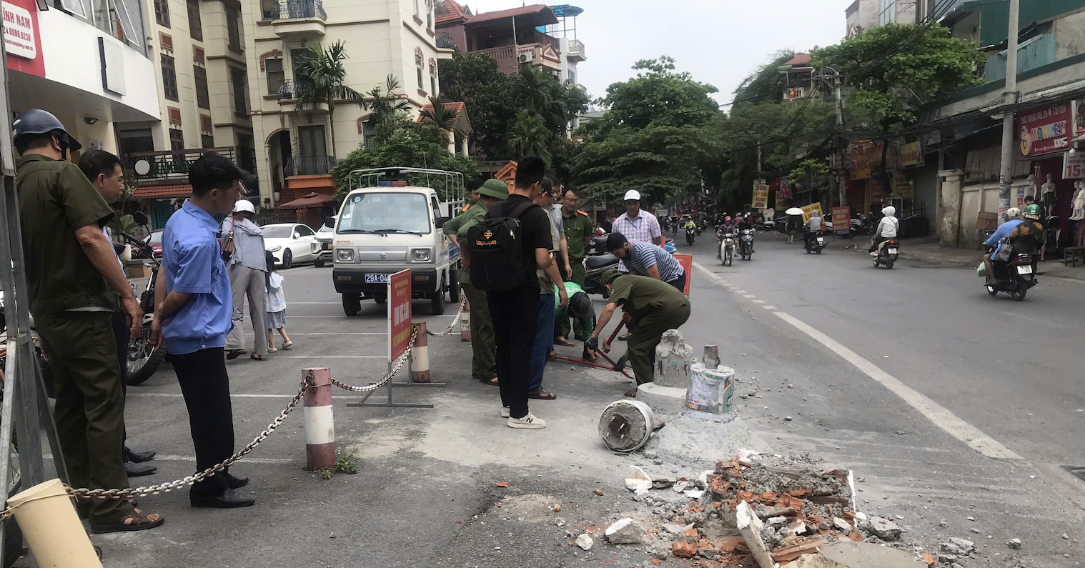 5 trụ bê tông 'mọc' trước chung cư ở Hà Nội, chính quyền phải chỉ đạo khẩn
