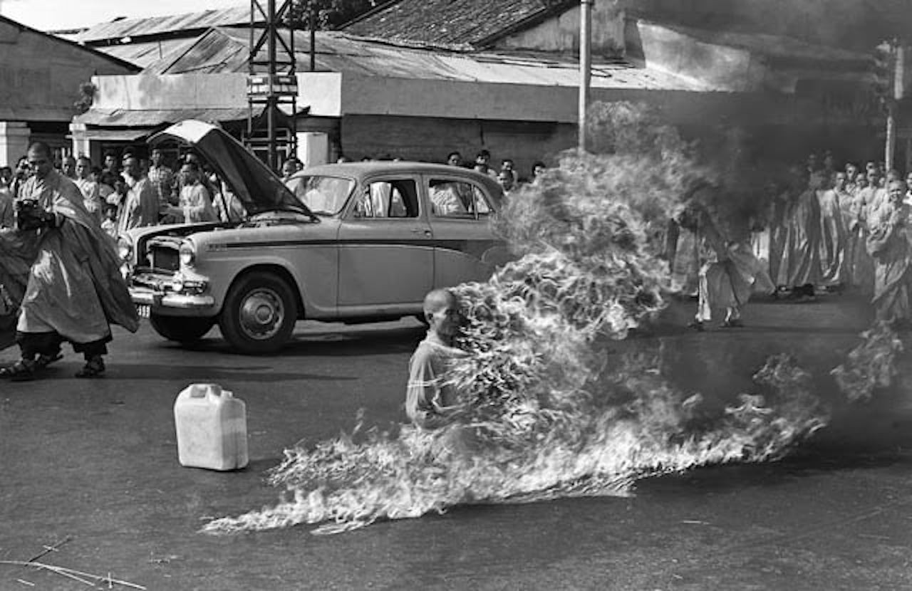 anh chup luc 9g22 ngay sau khi hoa thuong thich quang duc bat que diem tren tay 0926.jpeg