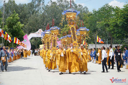 Ánh sáng Vesak và tầm nhìn Việt Nam