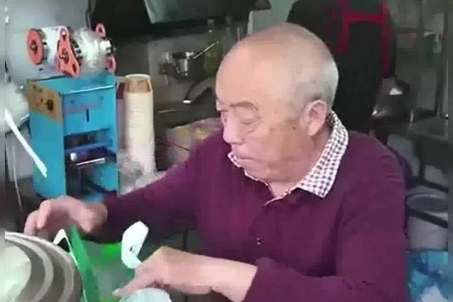 Bán bánh 26 năm, người đàn ông mua được 4 căn nhà, nuôi sống đại gia đình