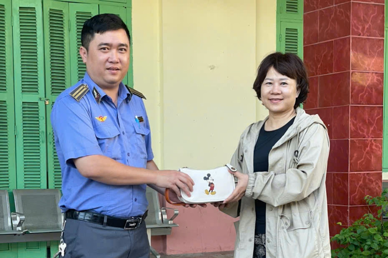 Bất ngờ trong chiếc túi màu trắng bỏ quên dưới gối trên tàu hỏa
