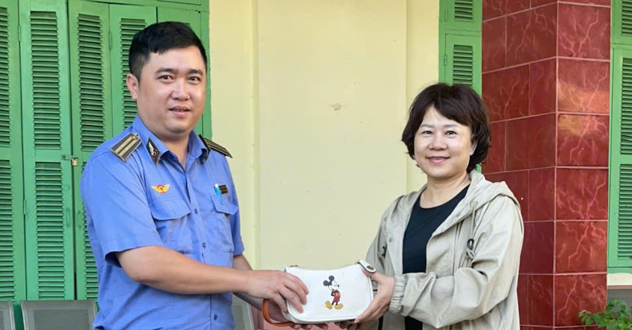 Bất ngờ trong chiếc túi màu trắng bỏ quên dưới gối trên tàu hỏa