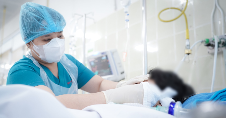 Bé trai 10 tuổi bị nhánh cây rơi trúng đầu phải thở máy, phản xạ ánh sáng yếu