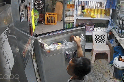 Bé trai 3 tuổi tự nhốt mình bên trong tủ lạnh và cái kết thót tim