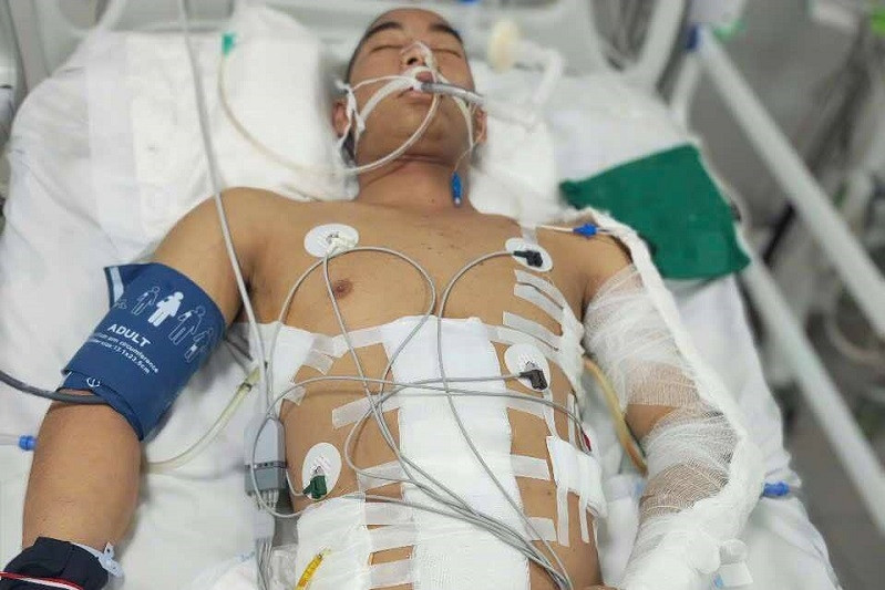 Bố mẹ nghèo vét từng bơ thóc trong nhà bán cứu con trai bị tai nạn nguy kịch