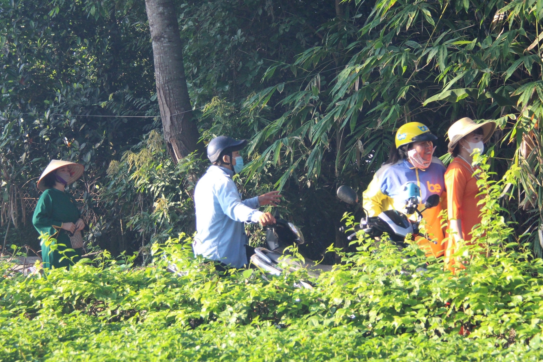 Chở khách chiêm bái xá lợi Phật, anh công nhân phấn khởi có thêm thu nhập