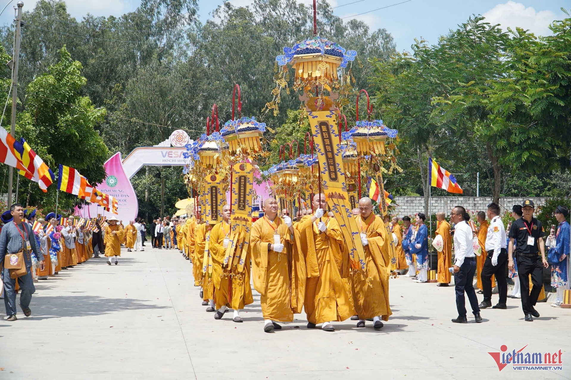 Dai le Vesak.jpg