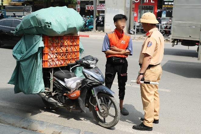 Để bao tải che biển số, tài xế xót ruột chịu mức phạt bằng nửa tháng lương