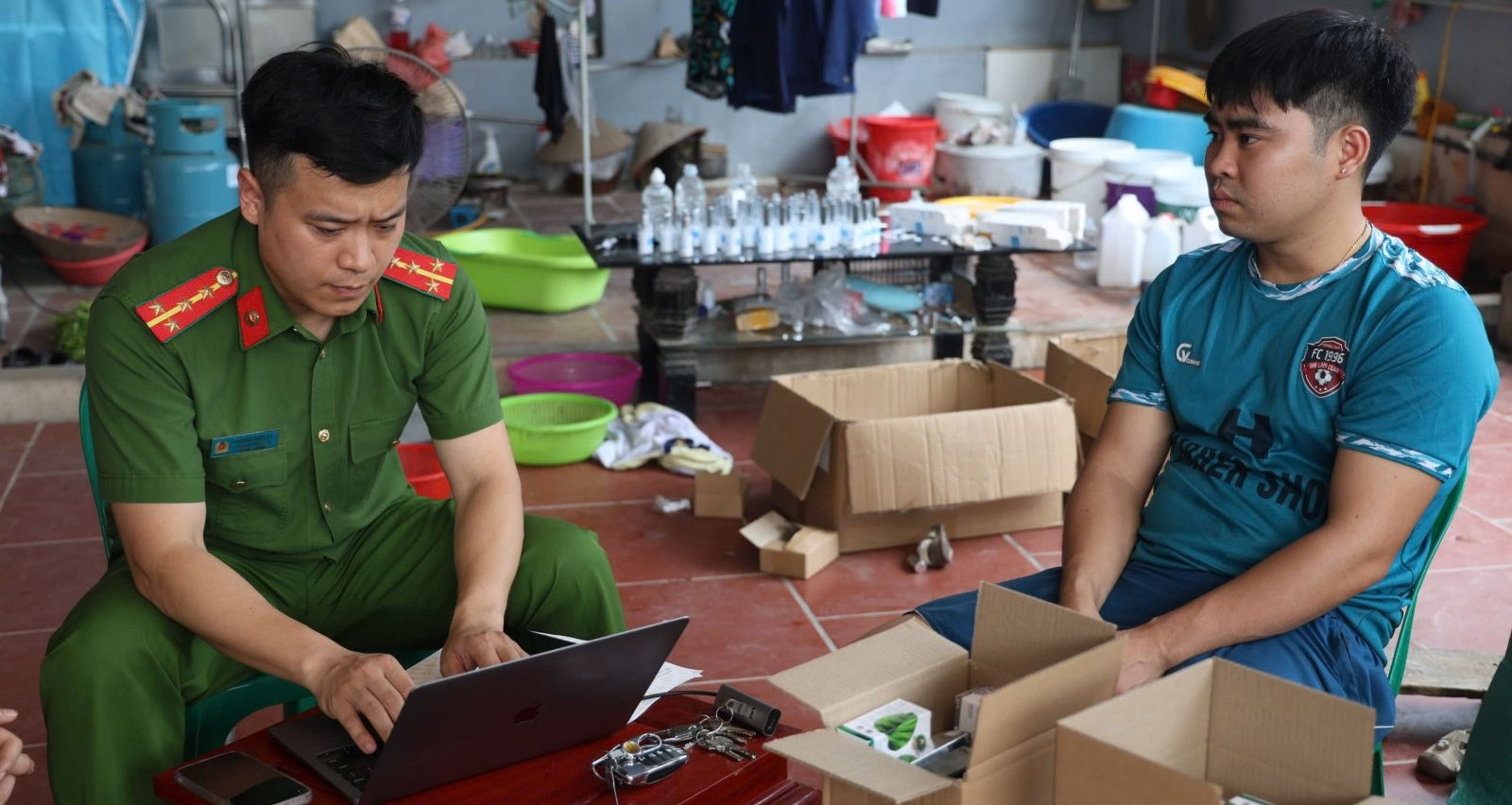 Đôi nam nữ bán trót lọt cả trăm nghìn đơn hàng mỹ phẩm giả, thu về 6 tỷ đồng