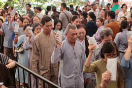 Dòng người xúc động chiêm bái xá lợi trái tim Bồ tát Thích Quảng Đức