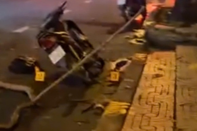 Dừng đèn đỏ, bé trai 10 tuổi bị nhánh cây khô rơi trúng đầu, vỡ hộp sọ