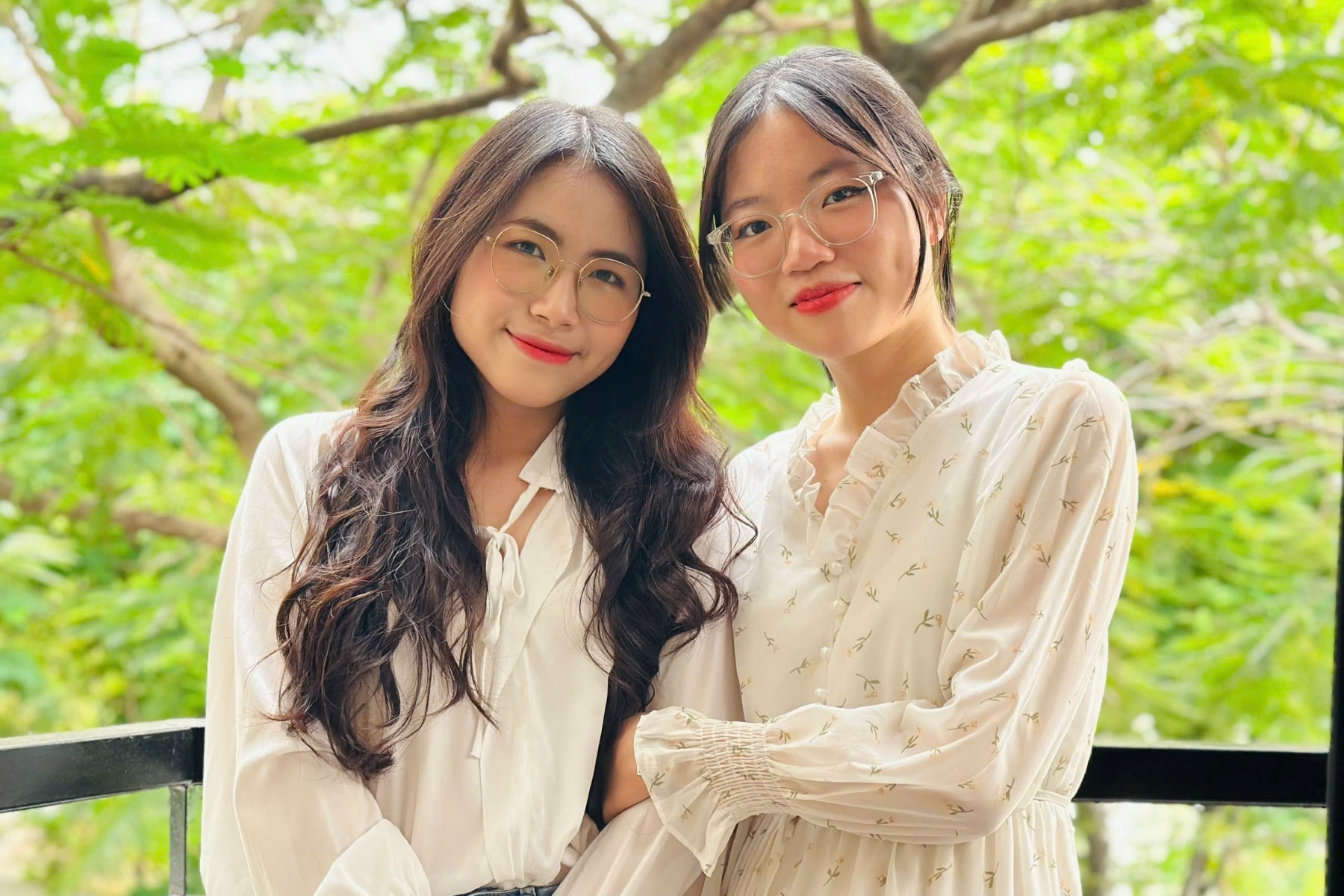 Hai cô gái cùng quê, sinh cùng ngày, cùng tốt nghiệp đại học với điểm tuyệt đối