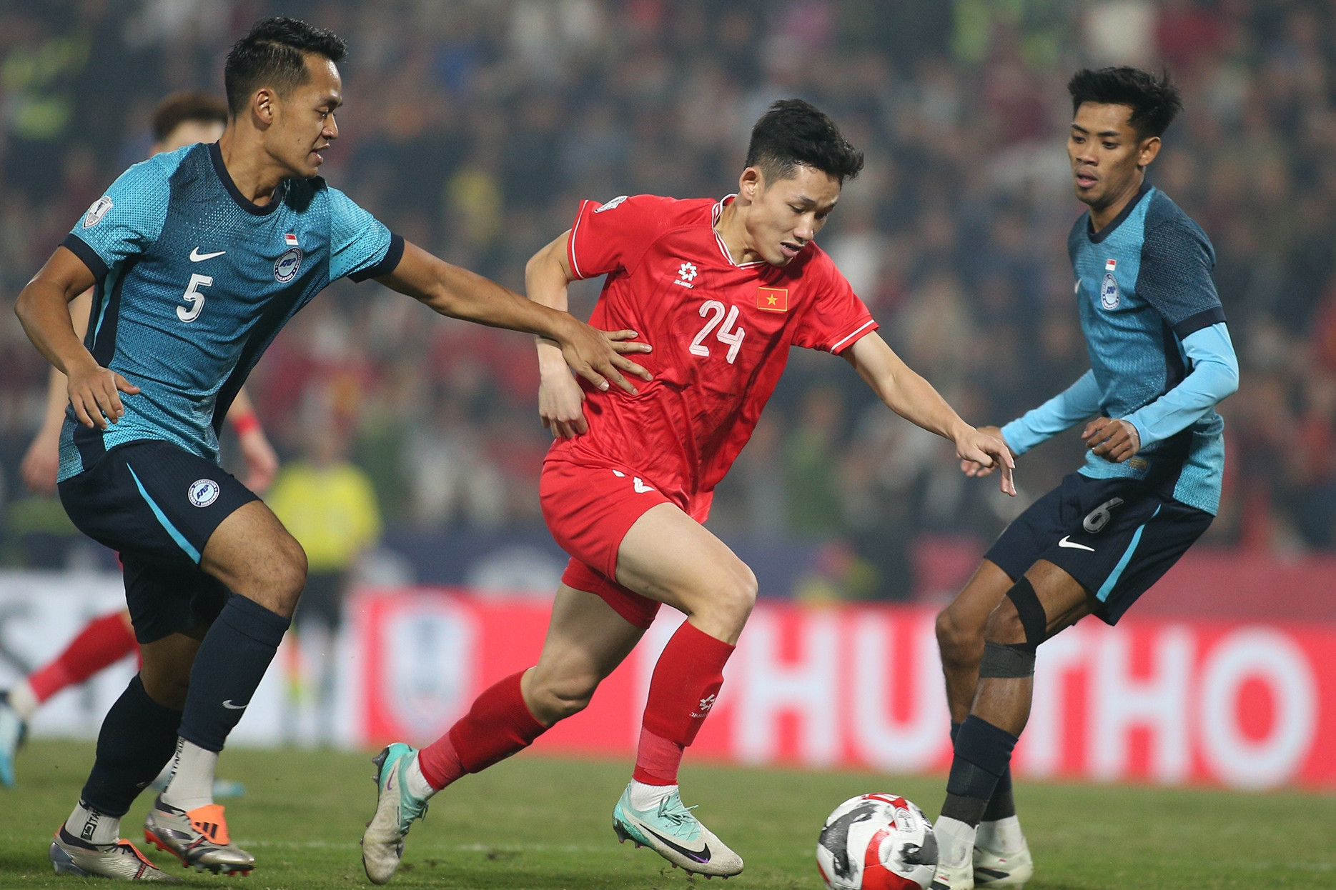 HLV Kim Sang Sik triệu tập Hai Long đấu Manchester United