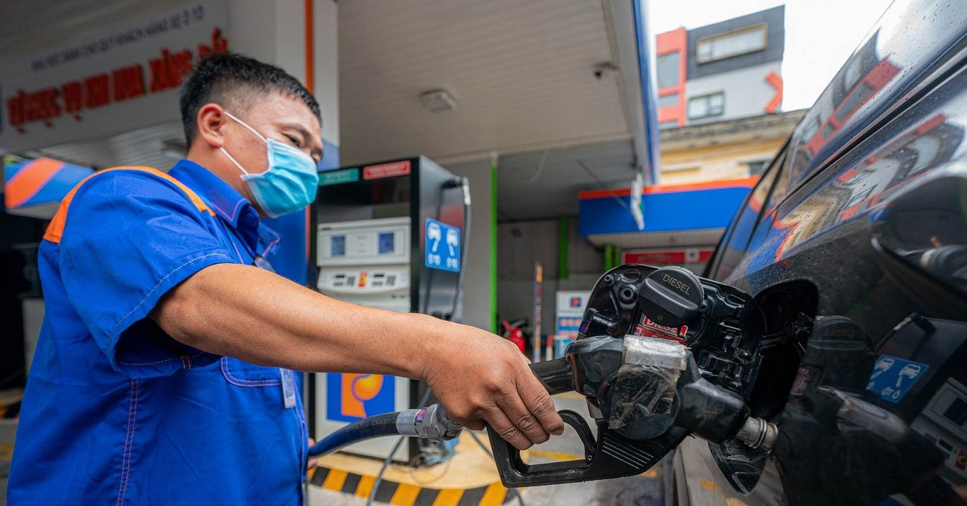 Giá xăng tiếp tục giảm, RON 95 về sát 19.000 đồng/lít