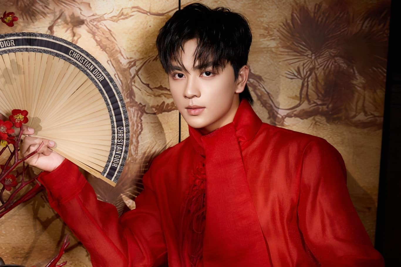 Nam vương 23 tuổi cuốn hút không ngờ