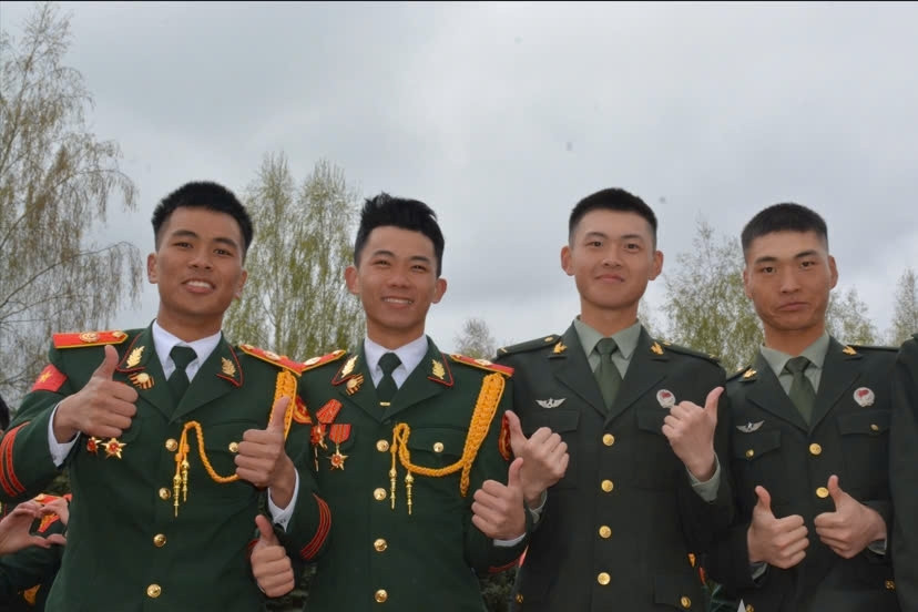 Nghe bộ đội Việt Nam và Trung Quốc cùng hát tại Nga