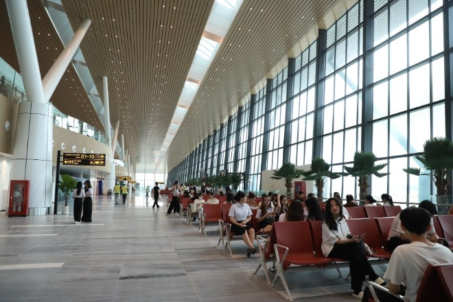 Nhà ga T3 sân bay Tân Sơn Nhất bị dột trong trận mưa lớn đầu mùa