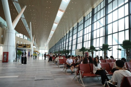 Nhà ga T3 sân bay Tân Sơn Nhất bị dột trong trận mưa lớn đầu mùa